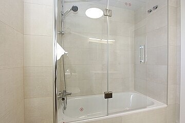 Apartamentos de lujo de 2 dormitorios al lado playa en calpe in Maisons de Mer