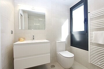 Apartamentos de lujo de 2 dormitorios al lado playa en calpe in Maisons de Mer