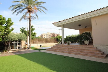 Detached villa with pool and bbq in the center of elche  in Maisons de Mer